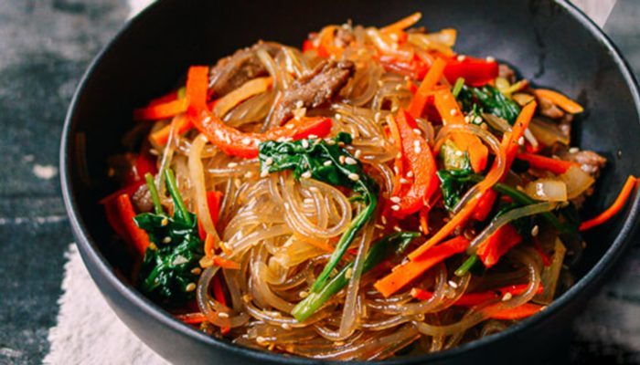 Острая фунчоза с курицей и медом