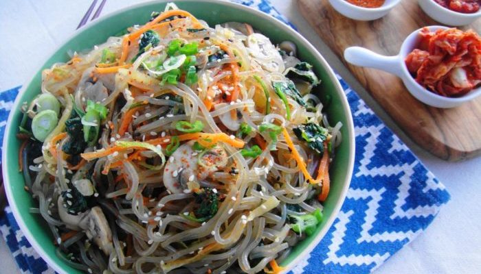 Фунчоза с курицей, овощами и грибами
