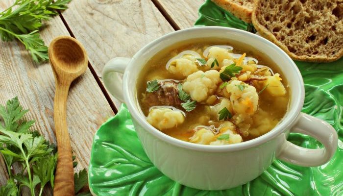 Куриный суп с фунчозой и цветной капустой