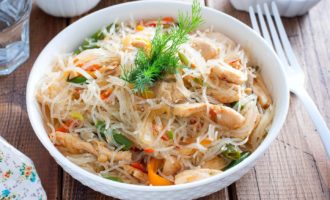 Фунчоза с курицей и овощами