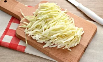 капусты отрезаем кусок и шинкуем овощ,