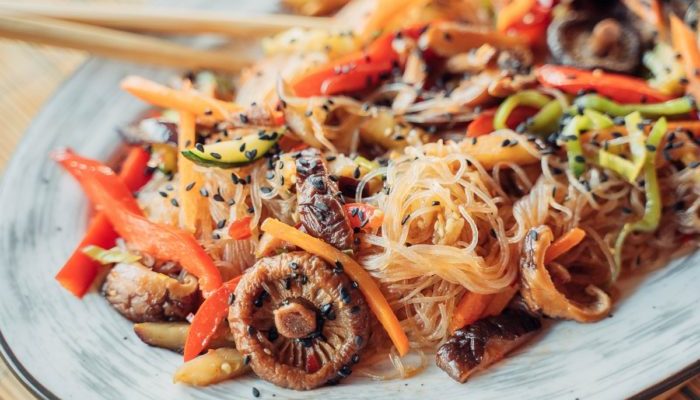 Фунчоза с шампиньонами и овощами