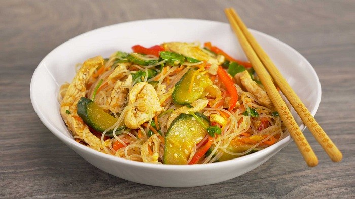 Фунчоза с курицей и овощами