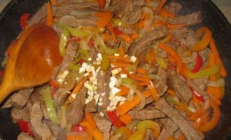 Фунчоза со свининой и овощами