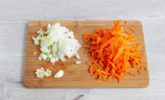 Нарезанная морковь и лук