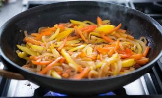 Овощи соломкой на сковороде