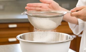 Просеивание муки через сито